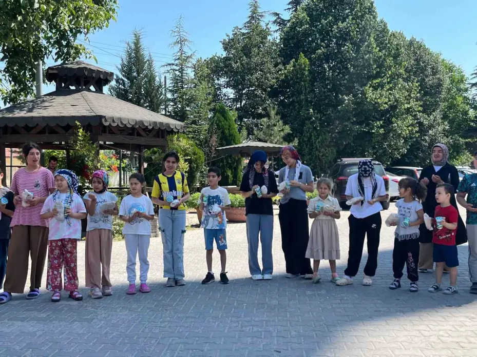 Vefat eden oğlu için Kur’an kursu öğrencilerine ikramda bulundu