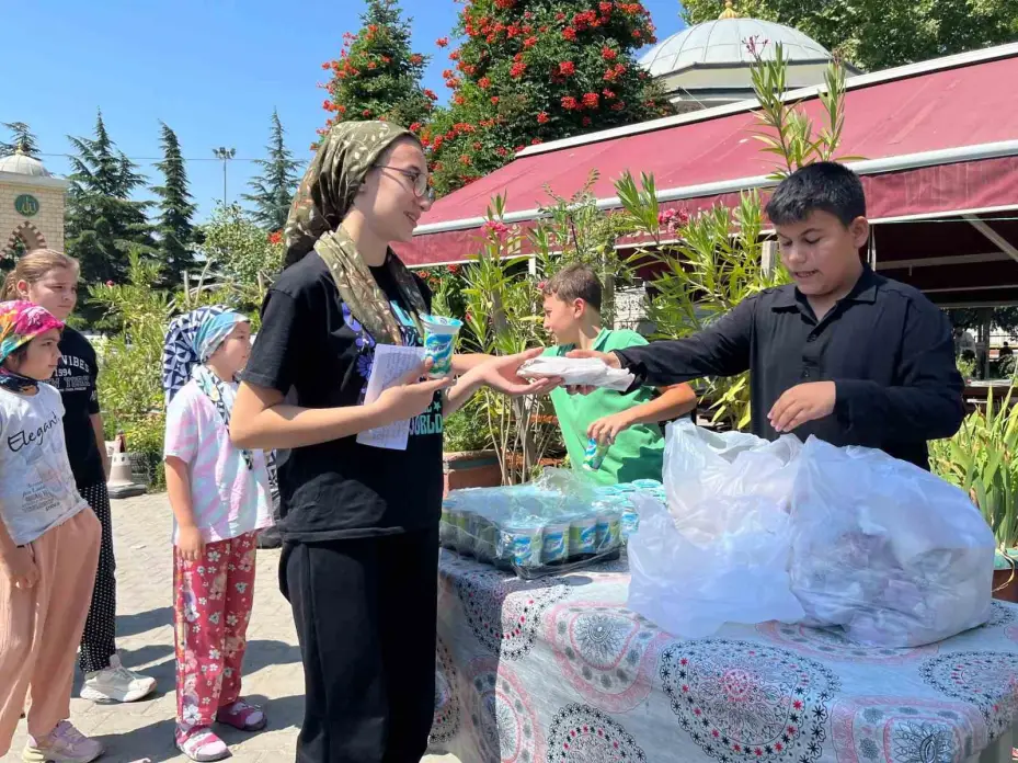 Vefat eden oğlu için Kur’an kursu öğrencilerine ikramda bulundu