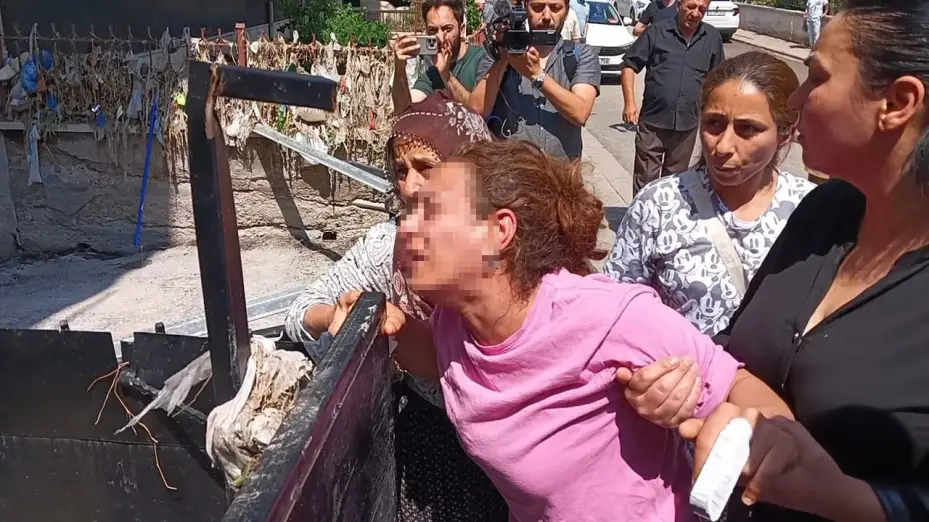 Sel nedeniyle evinde çocuğuyla mahsur kalan kadın sinir krizi geçirdi: "Camlar patladı, içeriyi su bastı"
