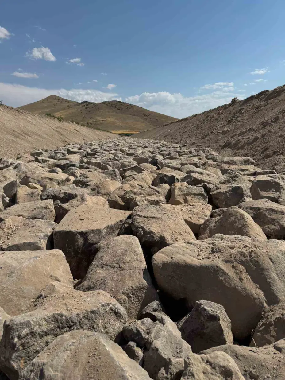 Erciyes Dağı taşkın ve kuşaklama kanalı projesi hızla devam ediyor