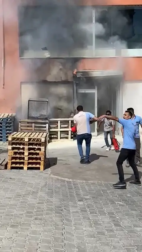 Yangın tüpünü alan koştu