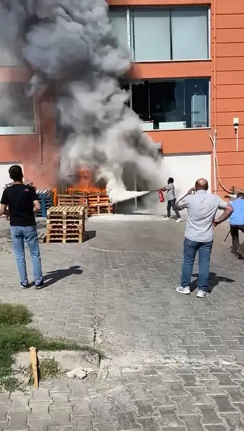 Yangın tüpünü alan koştu