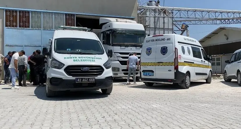 Tırdan boşaltılan yemlerin altında kalarak hayatını kaybetti