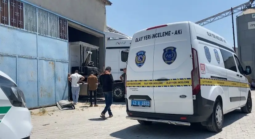 Tırdan boşaltılan yemlerin altında kalarak hayatını kaybetti