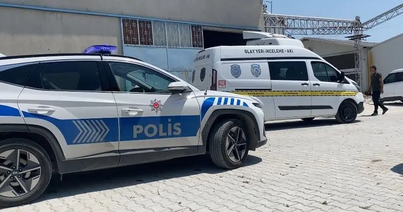 Tırdan boşaltılan yemlerin altında kalarak hayatını kaybetti