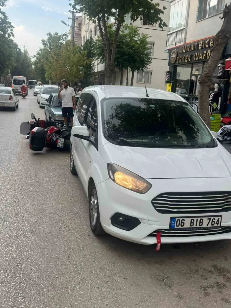 Otomobilin park halindeki motosiklete çarptığı kaza kamerada