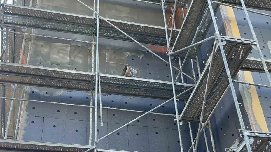 5’inci kattaki iskeleden düşen işçi hayatını kaybetti