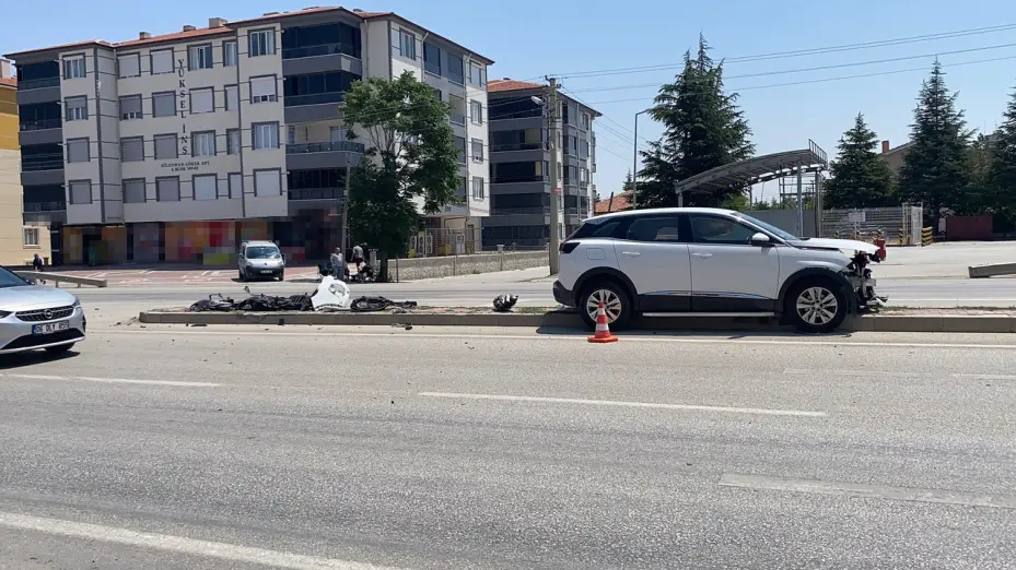 Beton mikseriyle temas eden araç refüje savruldu