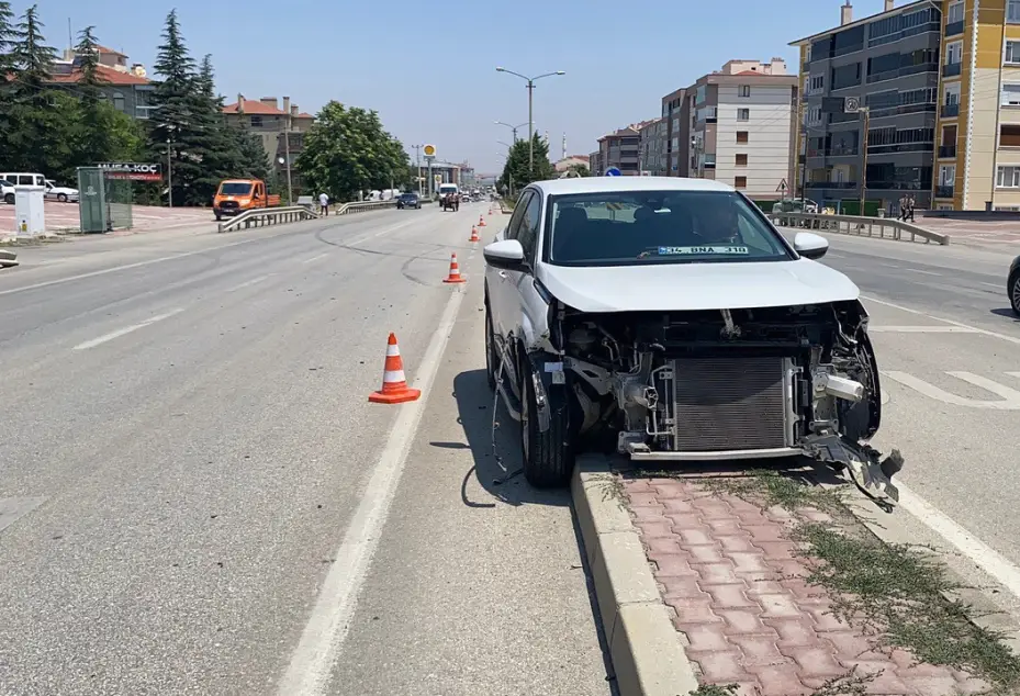Beton mikseriyle temas eden araç refüje savruldu
