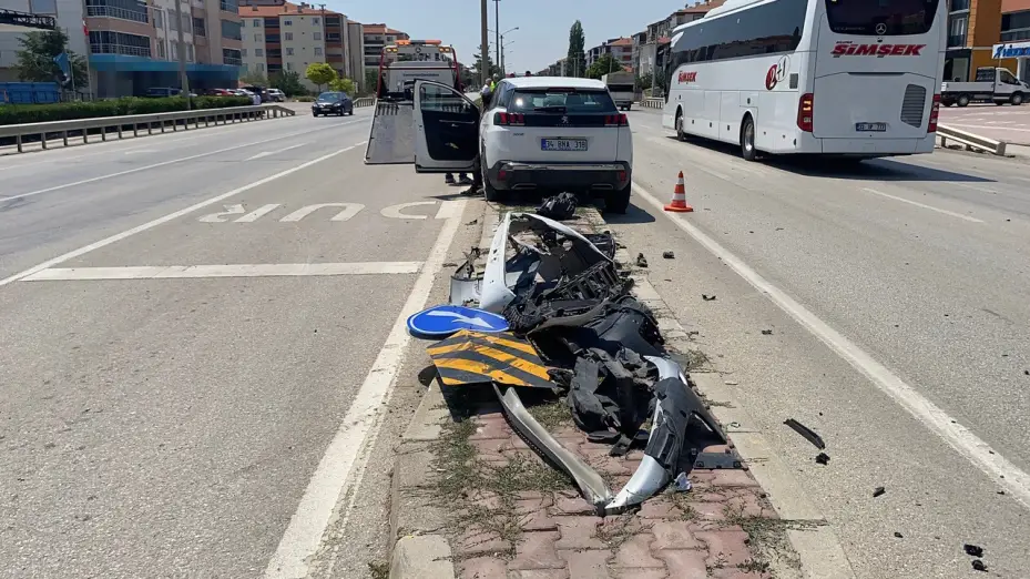 Beton mikseriyle temas eden araç refüje savruldu