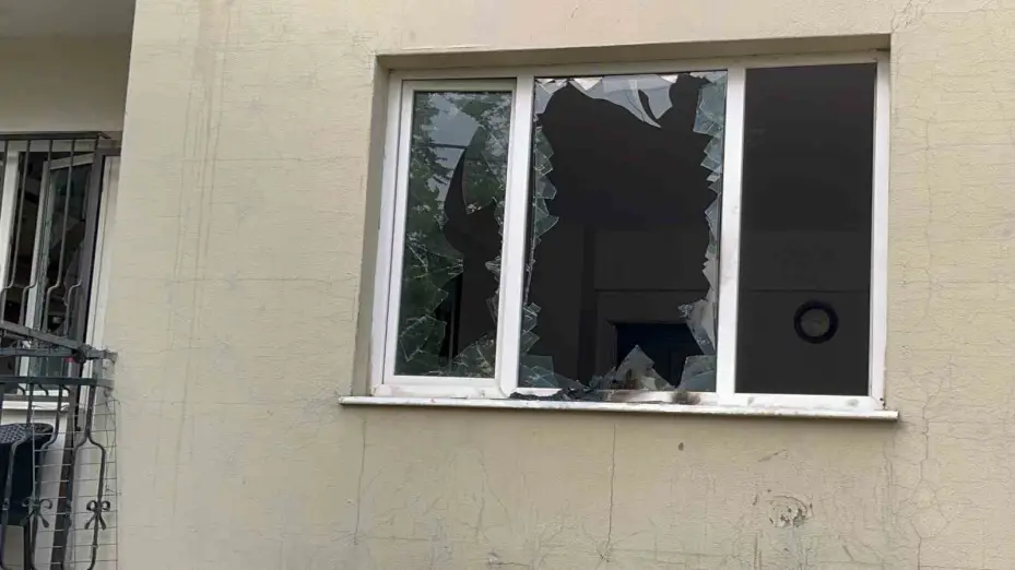 Binayı ateşe vermeye kalkışan alkollü şahıs 4 saatte ikna edilerek hastaneye kaldırıldı