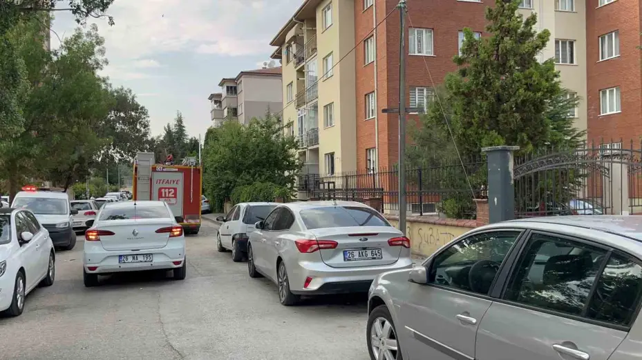 Binayı ateşe vermeye kalkışan alkollü şahıs 4 saatte ikna edilerek hastaneye kaldırıldı