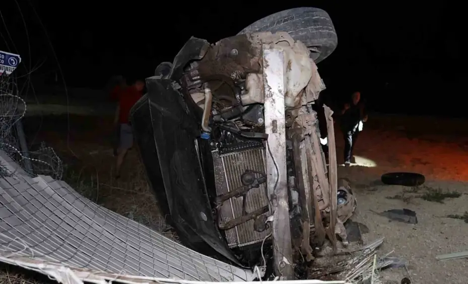 Alkollü sürücünün otomobili gurbetçi ailenin aracına çarpıp takla attı: 3 yaralı
