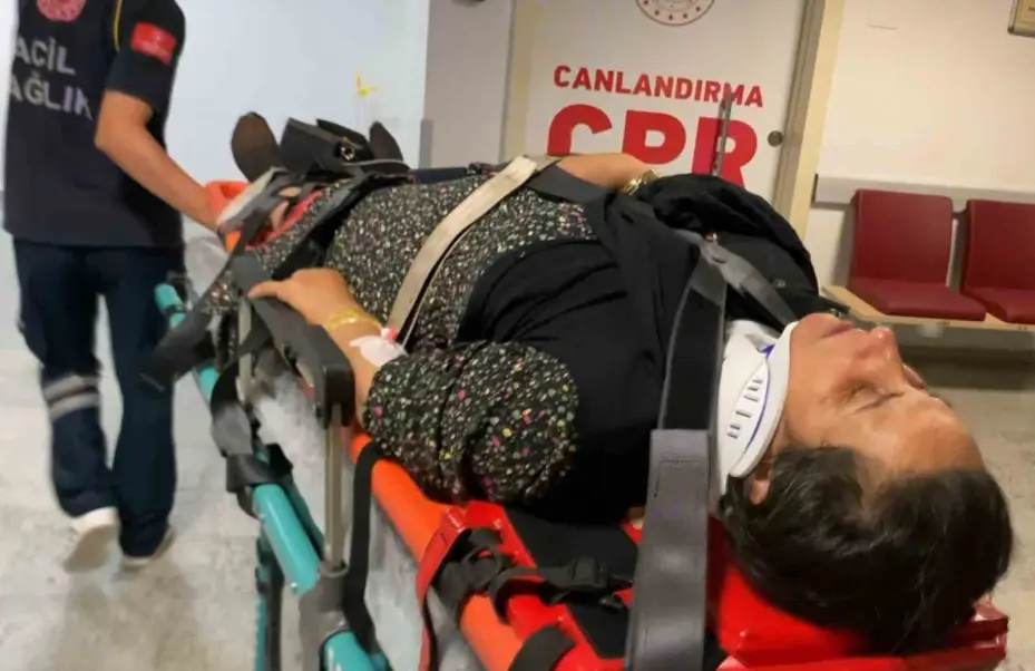 Alkollü sürücünün otomobili gurbetçi ailenin aracına çarpıp takla attı: 3 yaralı