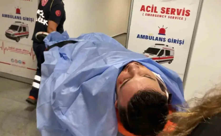 Alkollü sürücünün otomobili gurbetçi ailenin aracına çarpıp takla attı: 3 yaralı
