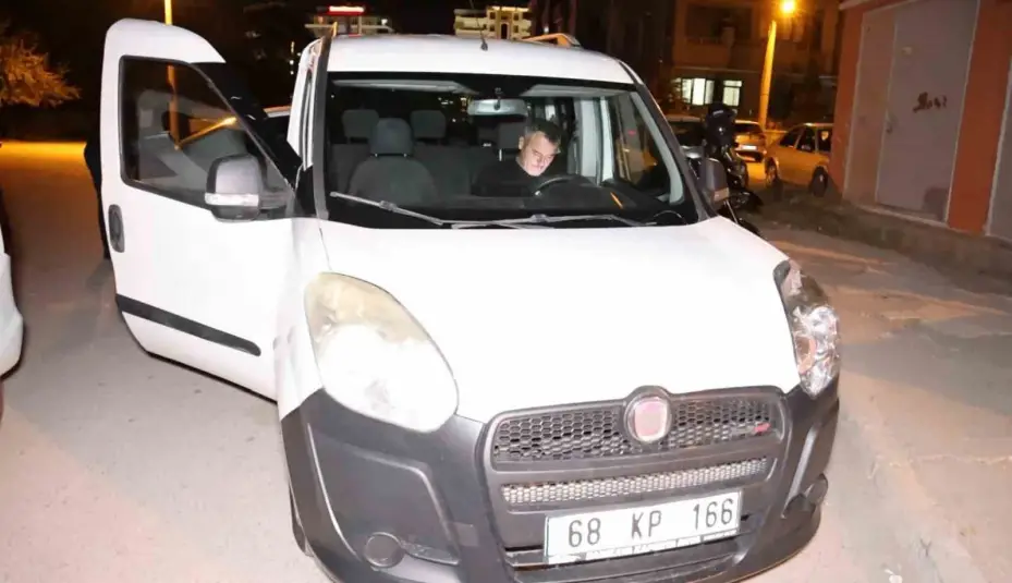 "Dur" ihtarına uymayan ehliyetsiz sürücü 3. kez alkolü yakalandı