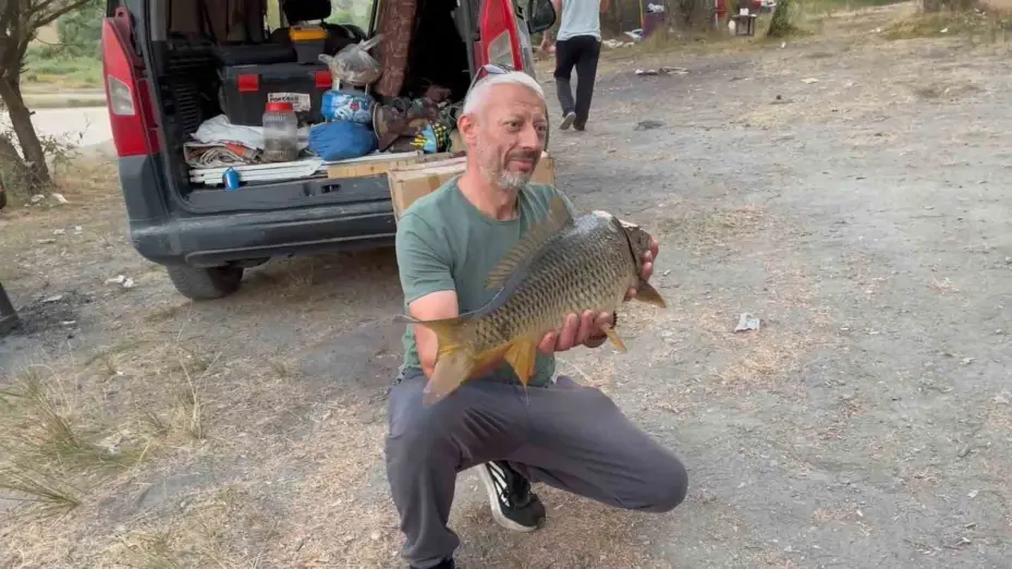 Yakaladıkları balıkları gelecek nesiller için serbest bırakıyorlar