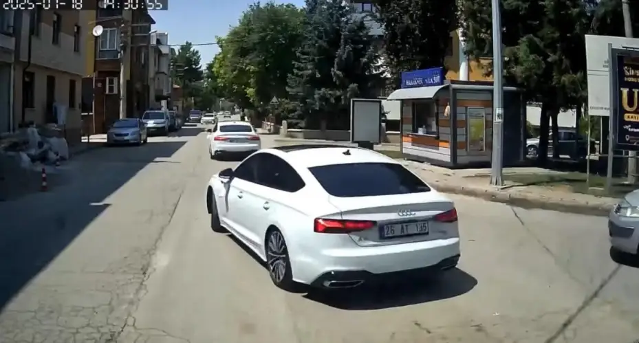 Düğün konvoyu için yol kesti, trafiği felç etti