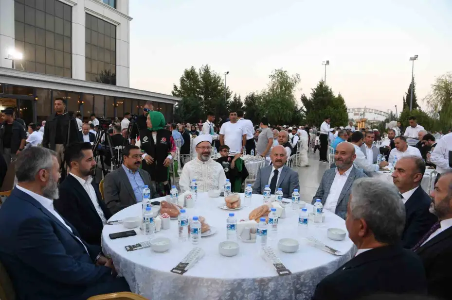 Diyanet İşleri Başkanı Erbaş: "Gençlerimizin evlenmelerine yardımcı olmalıyız"