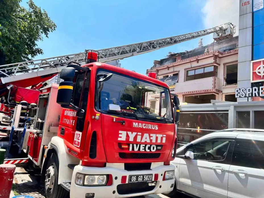 Başkentte metruk bir binada yangın çıktı