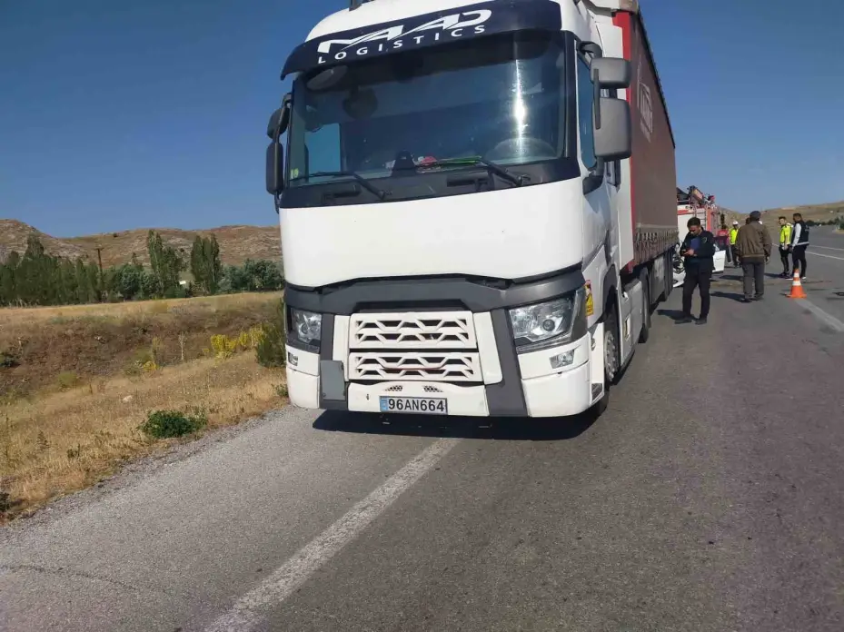 Otomobil tıra çarptı: 2’si çocuk 6 yaralı