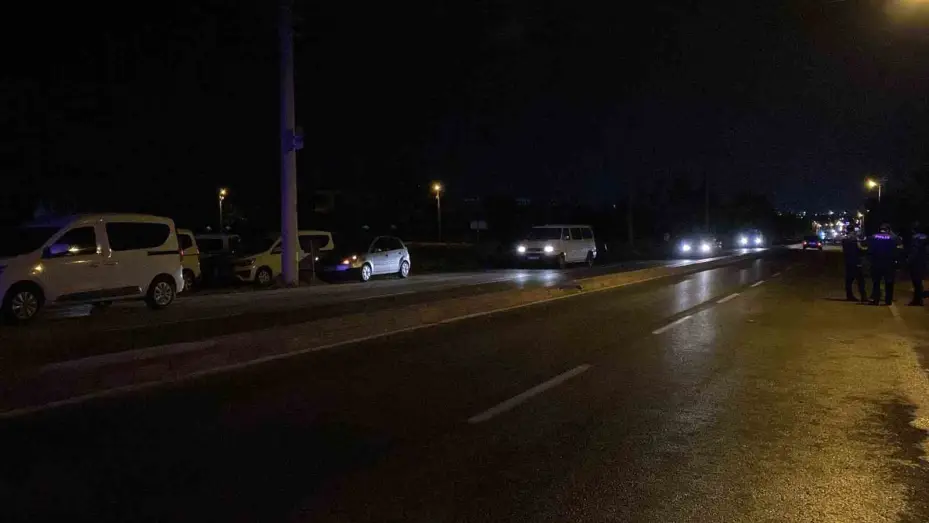 Otomobilin yayaya çarptığı kaza güvenlik kamerasına yansıdı