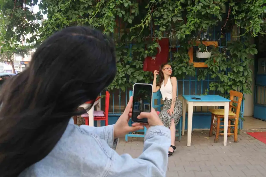 Gidenler bulmakta zorlanıyor, sarmaşık kaplı kafe dikkat çekiyor