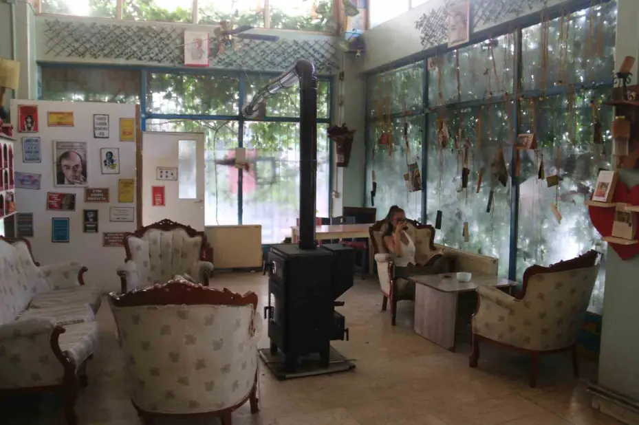Gidenler bulmakta zorlanıyor, sarmaşık kaplı kafe dikkat çekiyor