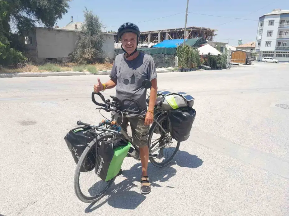 Fransız bisikletçi 3 bin 500 kilometre pedal çevirerek Karapınar’a ulaştı