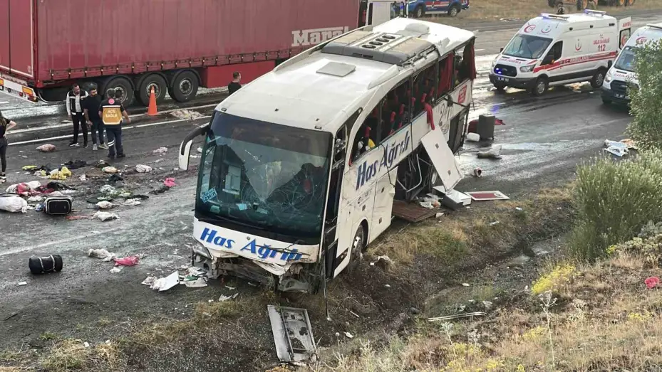Yolcu otobüsü dağ yamacına çarptı: 4 ölü, 33 yaralı