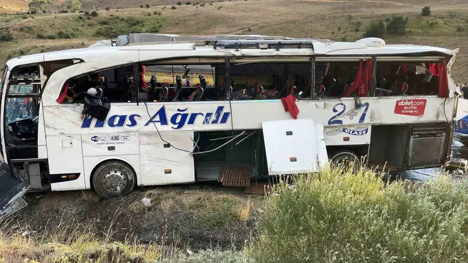 Yolcu otobüsü dağ yamacına çarptı: 4 ölü, 33 yaralı