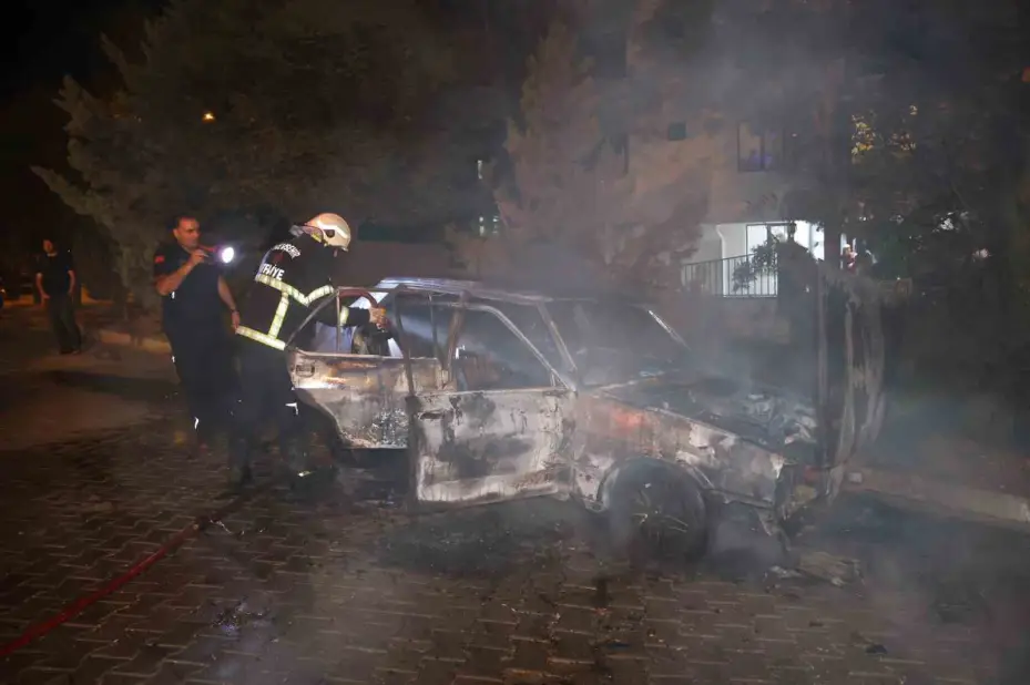 Tofaş otomobil iki dakikada alev topuna döndü