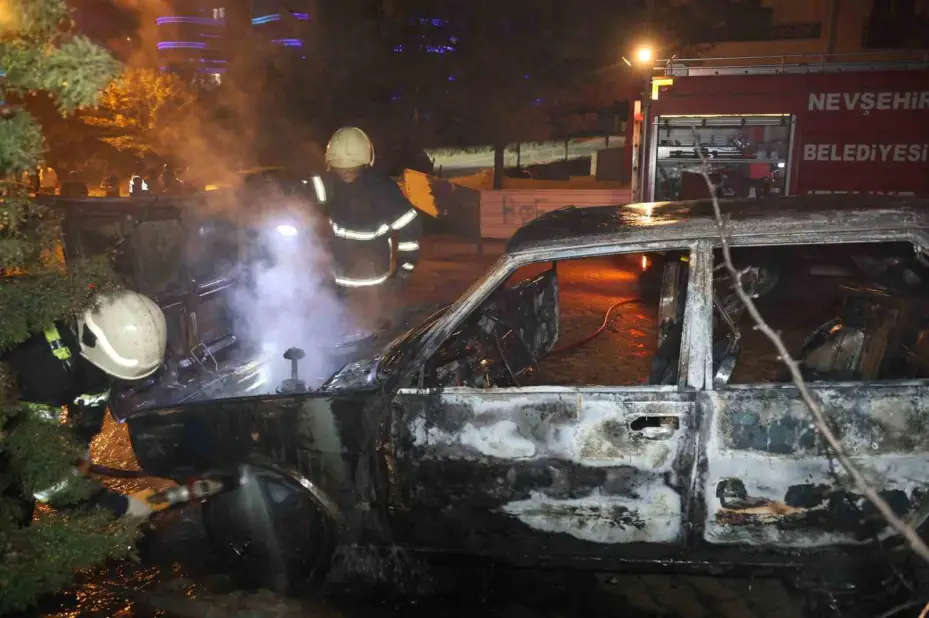 Tofaş otomobil iki dakikada alev topuna döndü