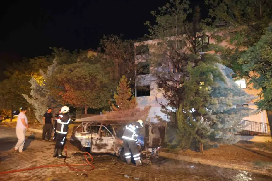 Tofaş otomobil iki dakikada alev topuna döndü