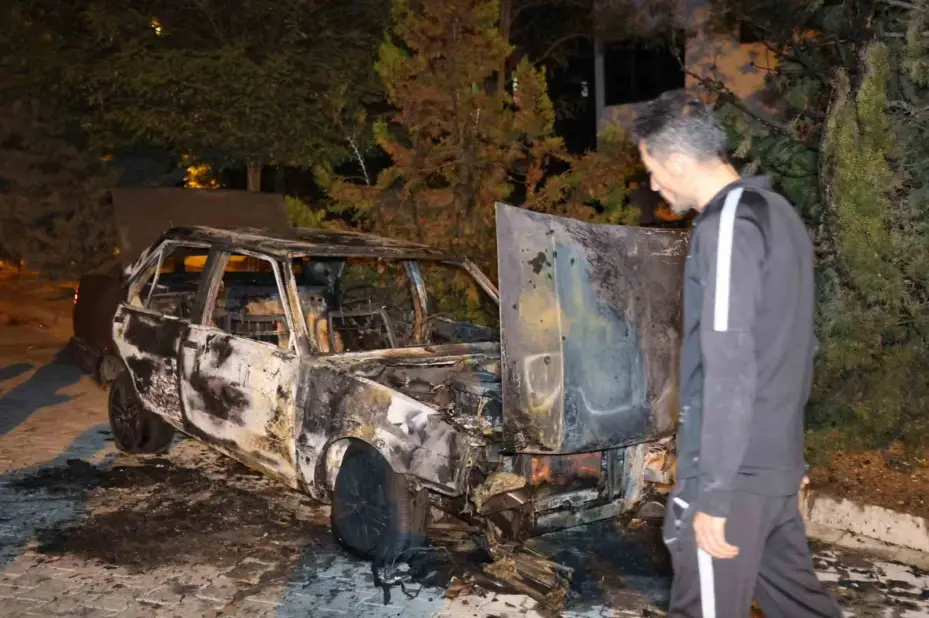 Tofaş otomobil iki dakikada alev topuna döndü