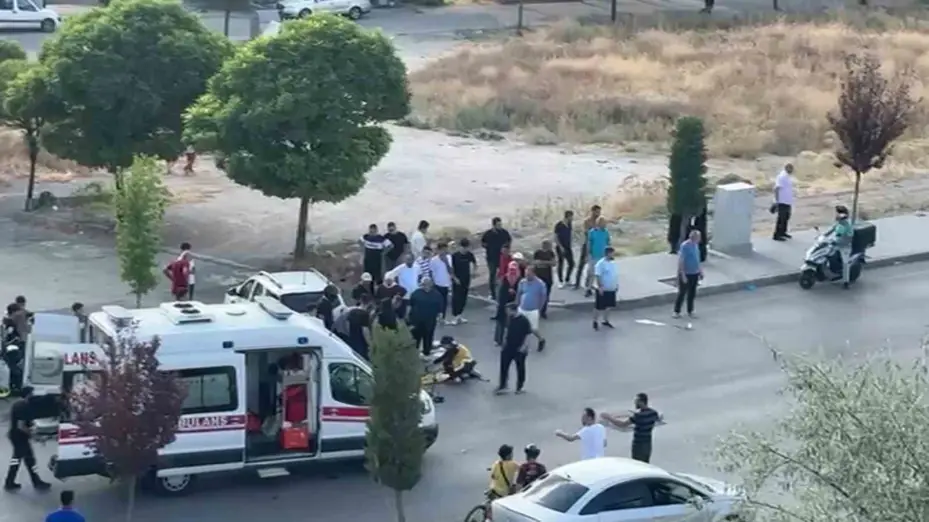 Otomobil ile motosiklet çarpıştı 2 yaralı