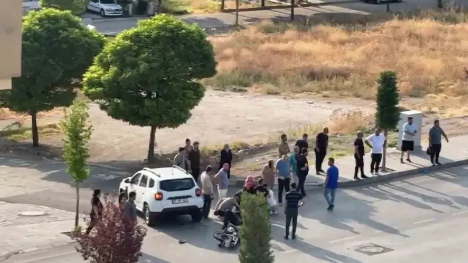 Otomobil ile motosiklet çarpıştı 2 yaralı