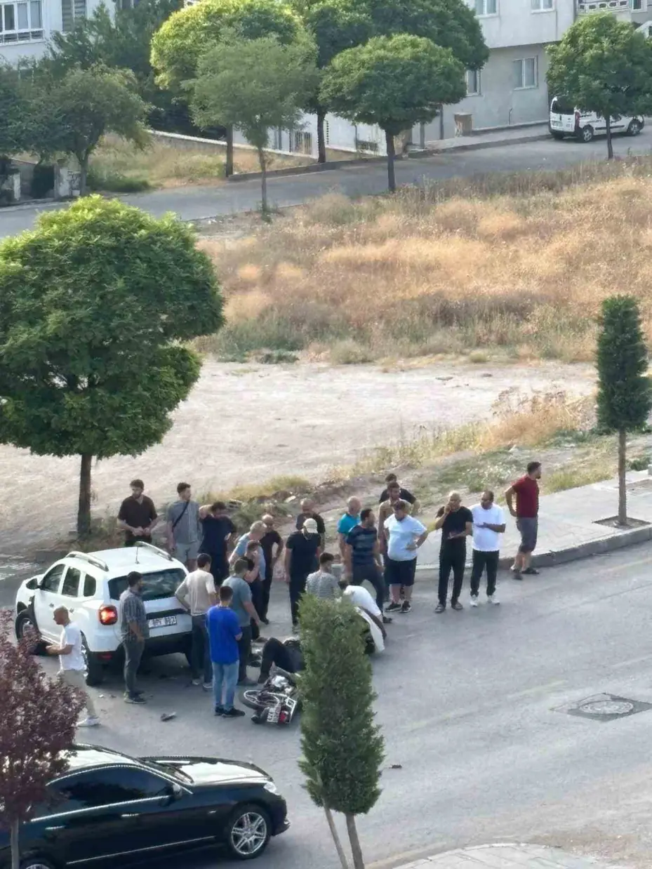 Otomobil ile motosiklet çarpıştı 2 yaralı