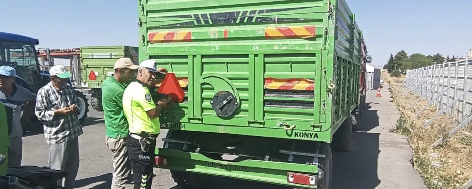 Traktör kazalarını önlemek için römorklara reflektör takıldı