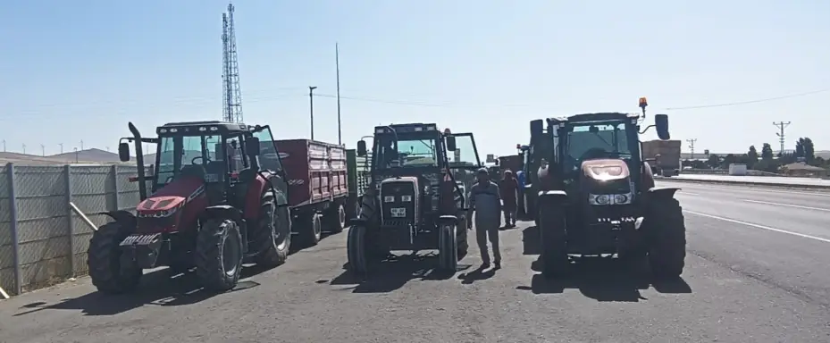 Traktör kazalarını önlemek için römorklara reflektör takıldı