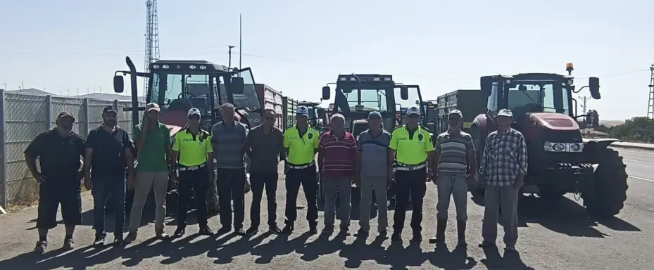 Traktör kazalarını önlemek için römorklara reflektör takıldı