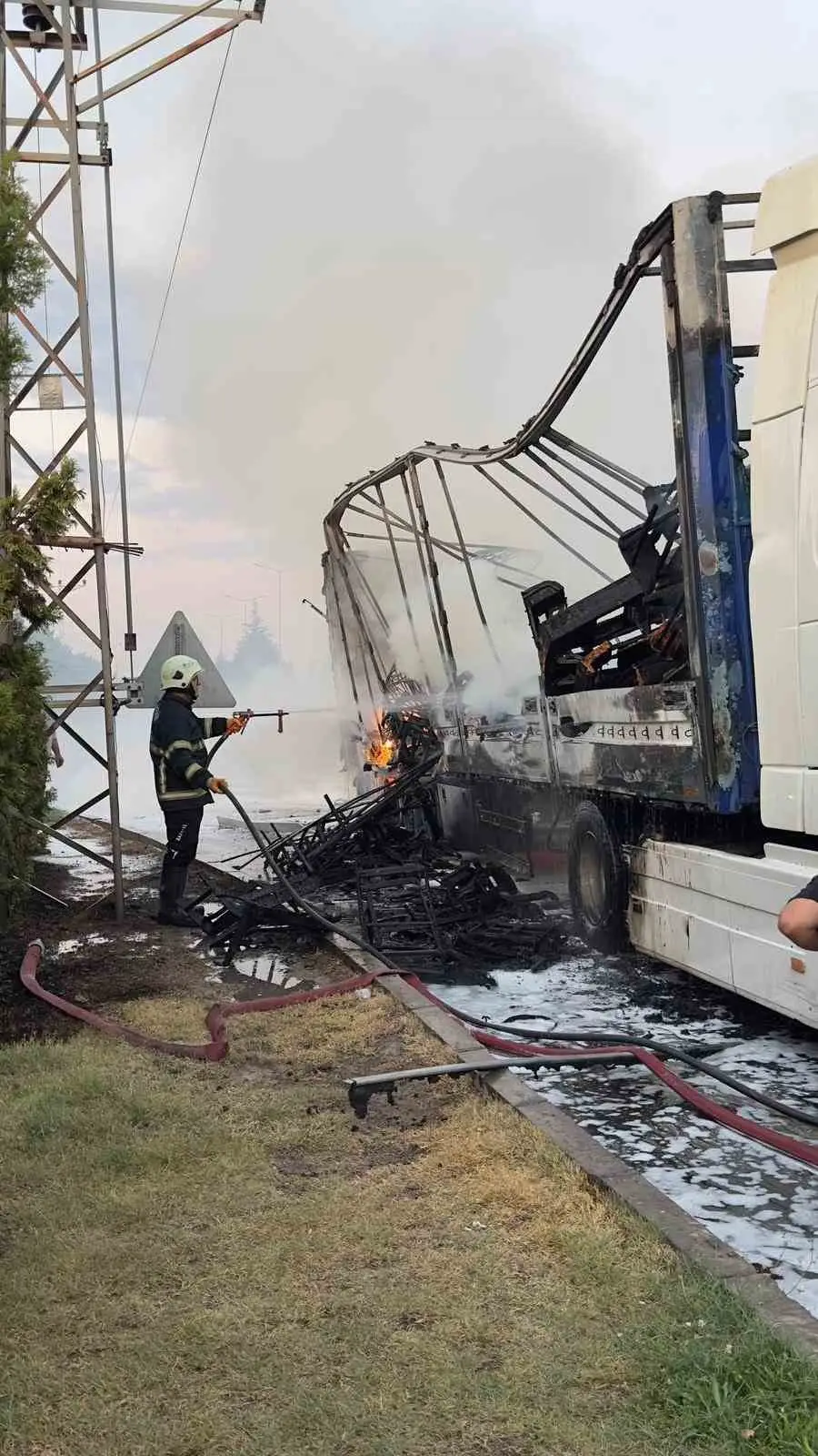 Seyir halindeki tır alev alev yandı