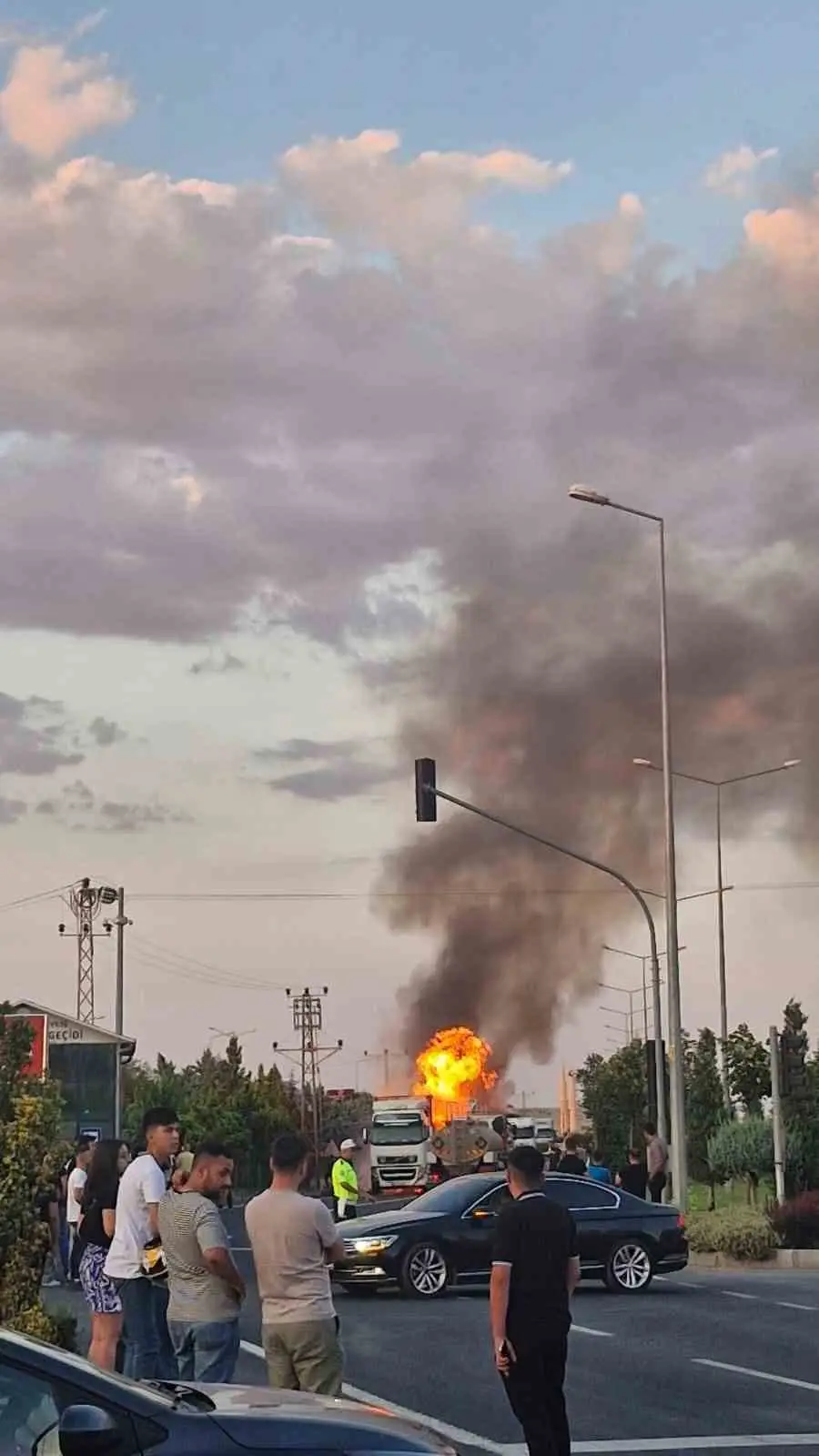 Seyir halindeki tır alev alev yandı