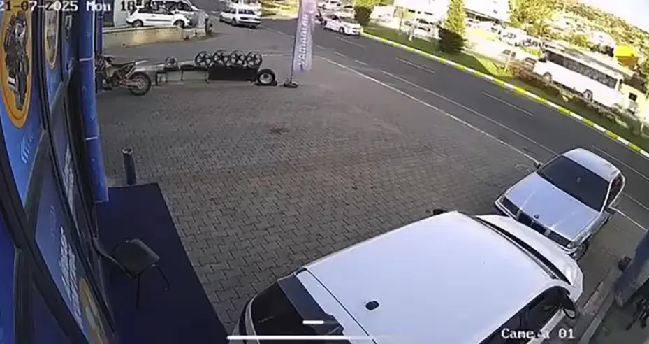 Otomobilin yaşlı adama çarptığı anlar kamerada