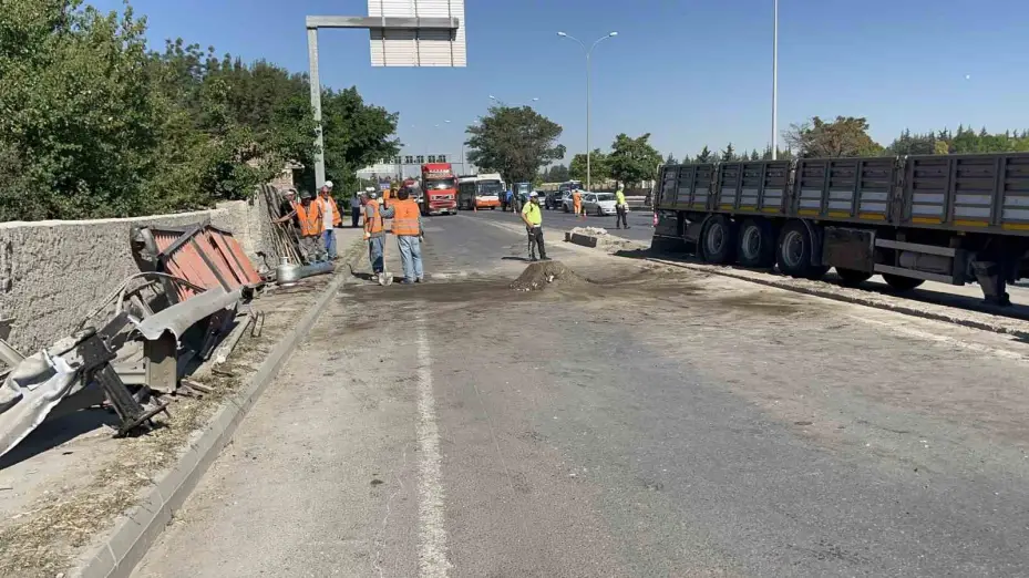 Kontrolden çıkan tır bariyerleri biçti