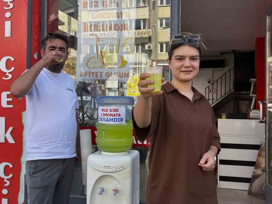 Bunaltıcı sıcaklarda bitkin düşenleri serinleten ikram