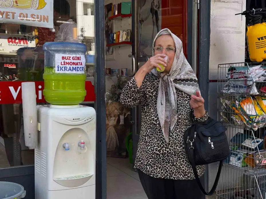 Bunaltıcı sıcaklarda bitkin düşenleri serinleten ikram