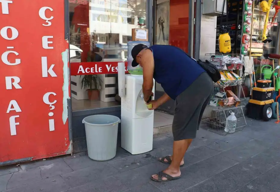 Bunaltıcı sıcaklarda bitkin düşenleri serinleten ikram