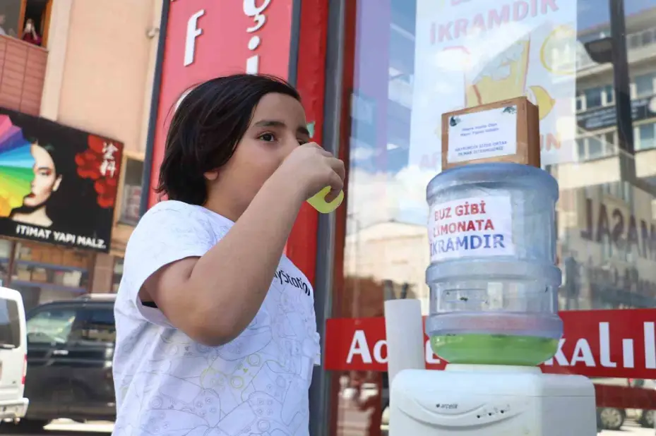 Bunaltıcı sıcaklarda bitkin düşenleri serinleten ikram