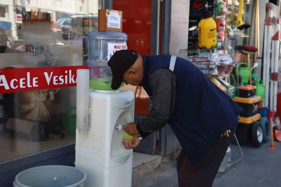 Bunaltıcı sıcaklarda bitkin düşenleri serinleten ikram
